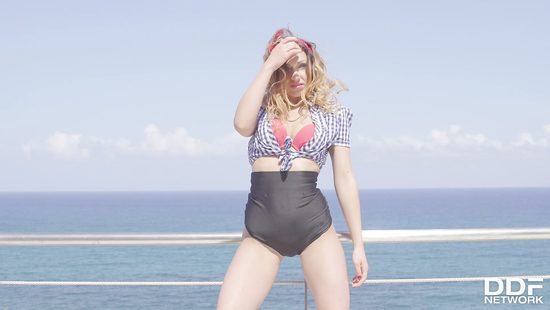 Стриптиз от рыженькой украинки