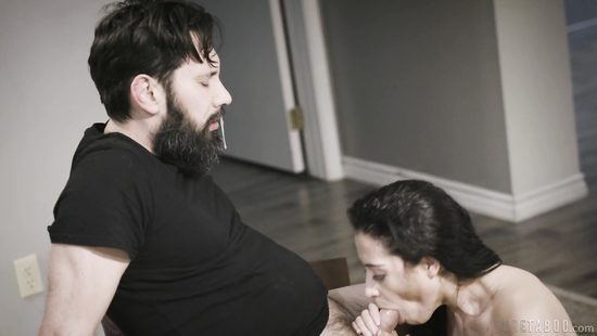 Озабоченная бабень остановила тачку и заставила мужика отодрать её в срочном порядке