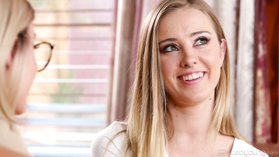 Студентки-лесбиянки устроили жаркий секс на огромной кровати