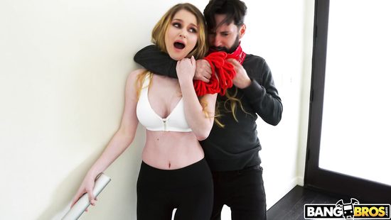 Сисястая мадмуазель увидела грабителя и неплохо подружилась с его членом