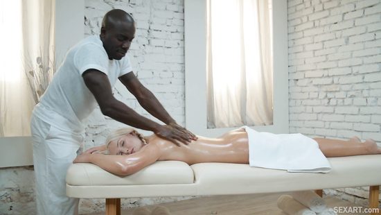 Блондинка сходила на массаж и побывала на большом чёрном члене