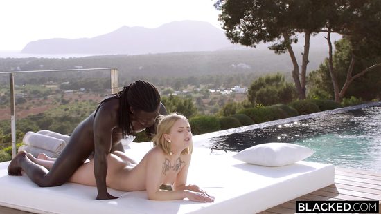 Милашка отдалась огромному негру на райском пляже