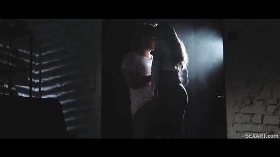 Романтическое свидание молодой парочки завершилось еблей во мраке