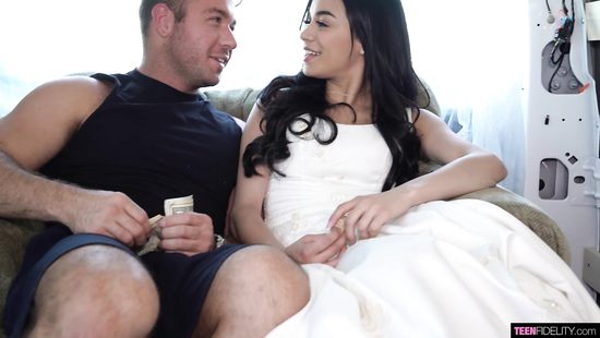 Бесстыжая невеста согласилась перепихнуться в авто перед свадьбой