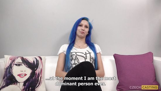 Синеволосая чешка покажет высший класс в минете на кастинге