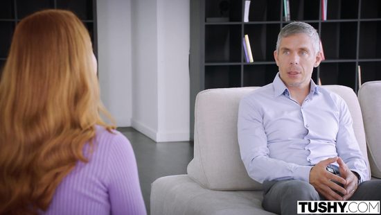 Писательница со слишком сексуальной фантазией и задницей соблазнила редактора