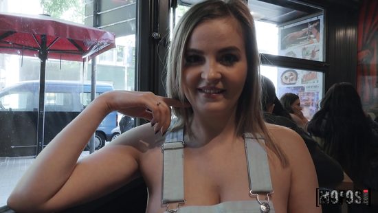 Сотка евро и грудастая незнакомка уже сосет в туалете