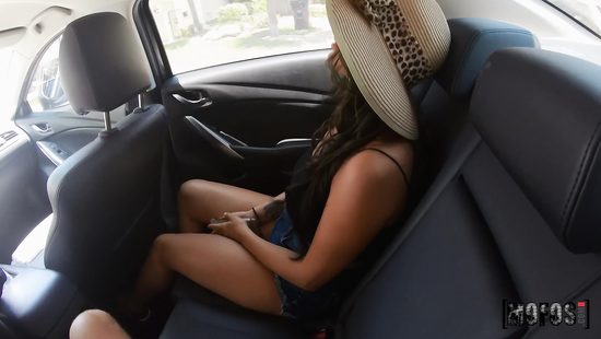 Шикарная брюнетка за пару соток присела на член незнакомца