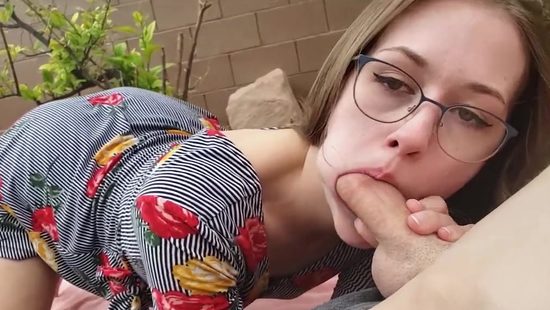 Не выбрались на природу, так хоть в саду потрахались