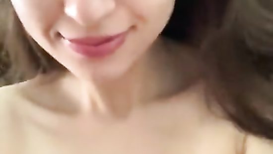 Милая любительница спермы на лице дрочит парню