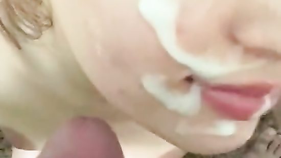 Милая любительница спермы на лице дрочит парню