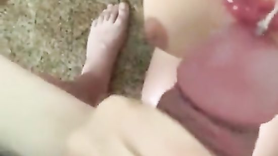 Милая любительница спермы на лице дрочит парню