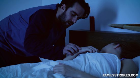 Чувак разбудил жену брата для рискованной измены