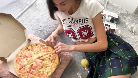 Дала в попку за пиццу