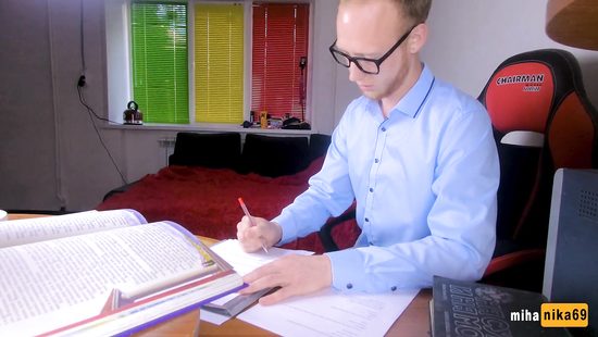 Даже учителю на дому сдает минетом экзамены