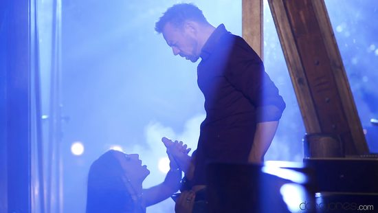 Струны любви заставят любую бабу отдаться