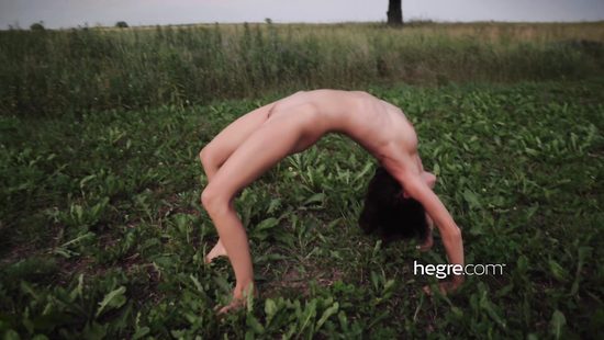 Идеальное пособие по голой йоге на природе