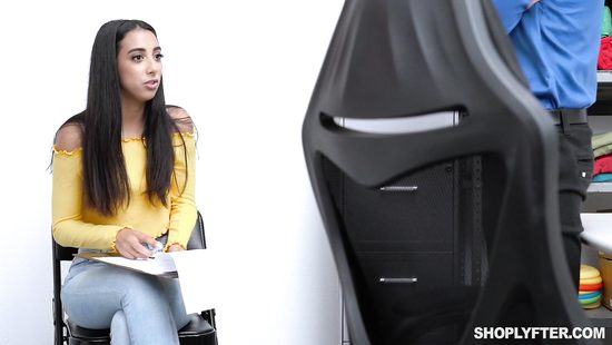 Подозревая шмару в воровстве, охранник устроил полный досмотр с пристрастием