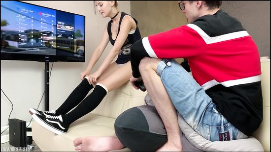 Сестричка из-за игры не заметила как братец пустил кремпай в кису