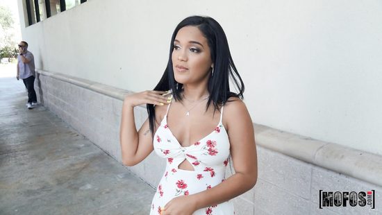 Настолько занят, что не заметил как его девка рядом сосет хуй приятелю