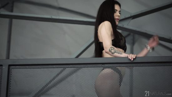 Парень решил сравнить нежность ступней и нежность язычка девки