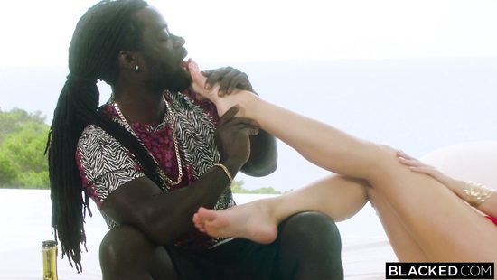 Отказаться от черного члена на отдыхе - невозможно