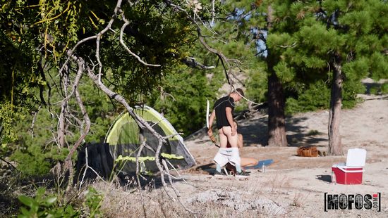 С красивой попкой можно и на кемпинг проехаться