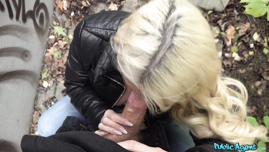 Милфа с силиконовыми буферами нуждается в трахе, а не деньгах