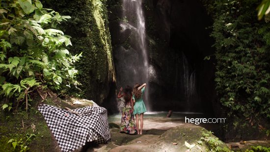 Амазонки нашли райский уголок для купания голышом