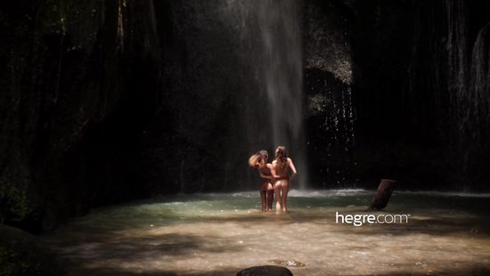 Амазонки нашли райский уголок для купания голышом