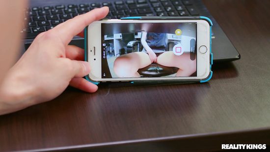 Обеденный перерыв просто создан для быстрого перепиха