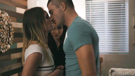 Соседка напросилась на тройничок, чтоб не слушать стоны за стеной