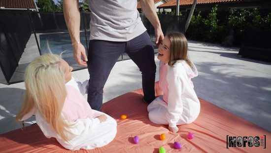 Бездельницы в костюмчиках радуют двойным минетом перед пасхой