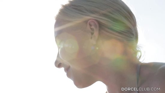 Молодая блондинка в бикини на катере с любовником занимается сексом