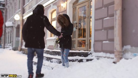 Русский парень на кухне ласкает стройную девушку и трахает ее в киску