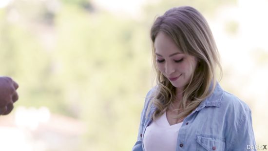 Негр натянул худышку на свой здоровый пенис и кончил ей на живот