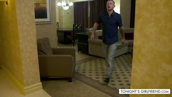 Молодая проститутка приехала на вызов без трусиков, а после секса с парнем приняла сперму на лицо