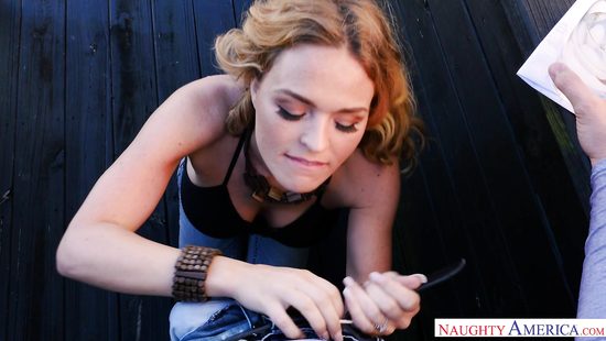 Парень отодрал киску рыжей няшки и кончил на большую грудь