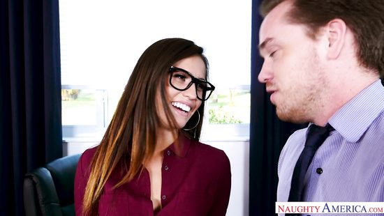 Очкастая секретарша жадно отдается начальнику на его столе