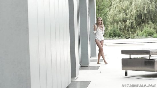 Худая особа заставила парня обнажить пенис и начать ее иметь