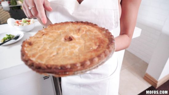 Подглядывание за хозяйкой дома переросло в секс на кухне