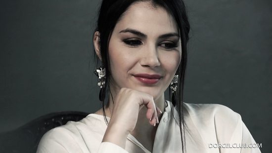 Заключенный активно имеет шлюху в камере за примерное поведение