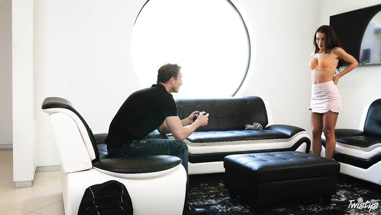 Лана подчиналась своему парню-геймеру и его джойстику