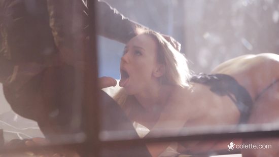 Девушка соблазнительно танцует перед чуваком и возбуждает на секс