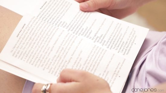 Пацан не дал девушке почитать и заставил с ним потрахаться