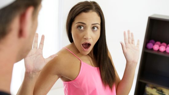 Сучка соблазнила ремонтника и бешено трахается с ним