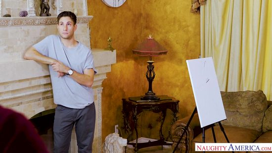 Зрелая художница склонила натурщика к сексу и отдалась ему на диване