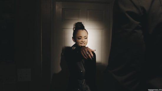 Татуированная шлюшка трахается с мужиком после яростной дрочки