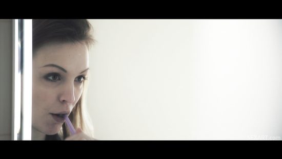 Побрила писю в ванной и пошла к мужу потрахаться