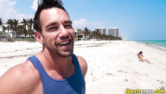 Пара познакомилась на пляже и отправилась домой потрахаться